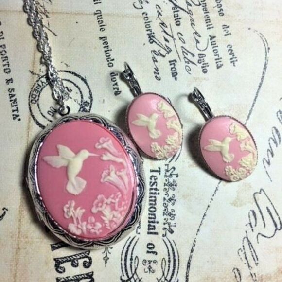 Valentine’s day anniversary NECKLACE PINK Hummingbird Cameo Locket earring Set - Picture 1 of 4